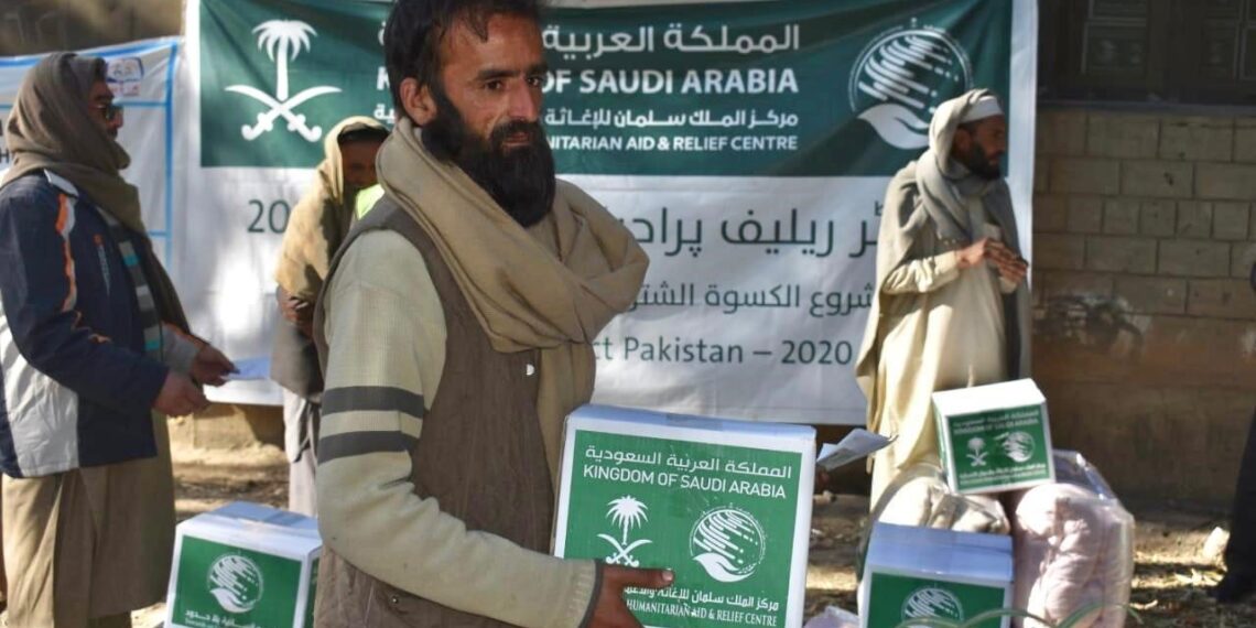 مركز الملك سلمان للإغاثة يواصل توزيع المساعدات على المتضررين من الفيضانات في باكستان