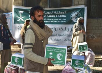  مركز الملك سلمان للإغاثة يواصل توزيع المساعدات على المتضررين من الفيضانات في باكستان
