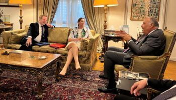 وزير الخارجية يؤكد اهتمام مصر بتدفق الاستثمارات البريطانية