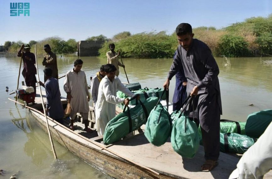 مركز الملك سلمان يوزع مساعدات غذائية للمتضررين من الفيضانات في باكستان