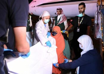 تنفيذًا لتوجيهات خادمِ الحرمين الشريفين.. وصول مصابى الحادث الإرهابي في أحد فنادق مقديشو إلى السعودية لتلقى العلاج