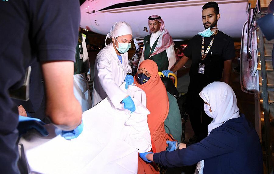 تنفيذًا لتوجيهات خادمِ الحرمين الشريفين.. وصول مصابى الحادث الإرهابي في أحد فنادق مقديشو إلى السعودية لتلقى العلاج