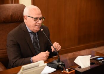 محافظ بورسعيد : ضخ كميات كبيرة من السلع الغذائية والأساسية بالأسواق والجمعيات الاستهلاكية المتحركة بجميع الأحياء