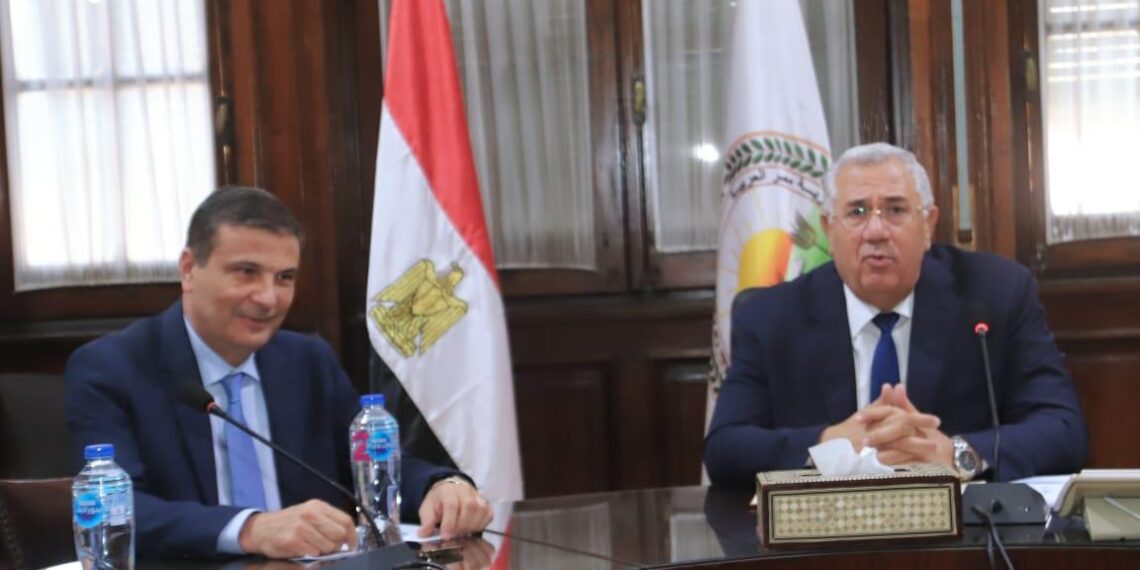 وزير الزراعة ورئيس البنك الزراعى يبحثان سبل التوسع فى تمويل مشروعات الإنتاج