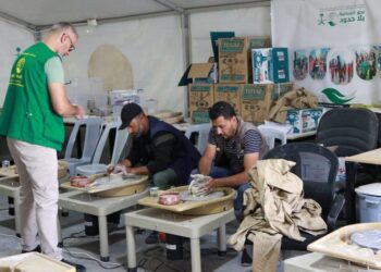 مركز الملك سلمان للإغاثة يوزع سلال غذائية للاجئين السوريين والفلسطينيين بالأردن ولبنان