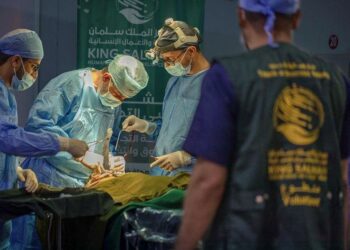 مركز الملك سلمان للإغاثة يدعم مركز الأطراف الصناعية ويجرى عمليات للتجميل والحروق والتشوهات باليمن