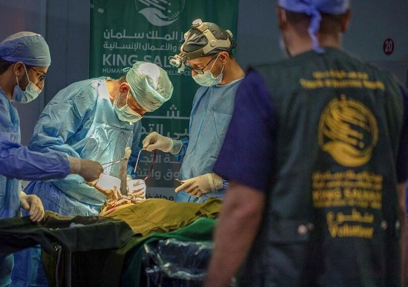 مركز الملك سلمان للإغاثة يدعم مركز الأطراف الصناعية ويجرى عمليات للتجميل والحروق والتشوهات باليمن