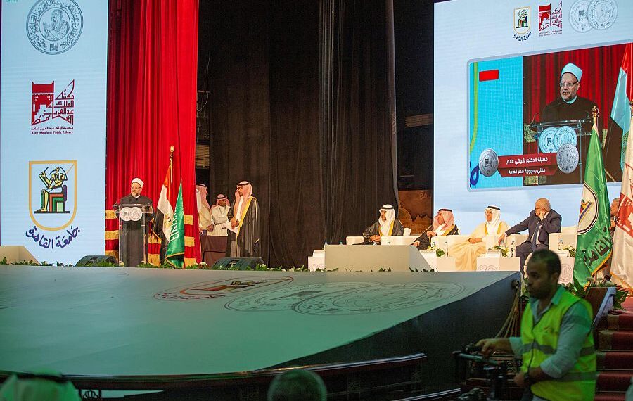 المفتي يشيد بالنهضة العلمية فى السعودية 