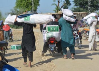 مركز الملك سلمان للإغاثة يوزع مساعدات إنسانية في اليمن وباكستان ولبنان