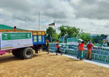 مركز الملك سلمان يختتم برنامج مكافحة العمى ويوزع سلال غذائية في بنجلاديش