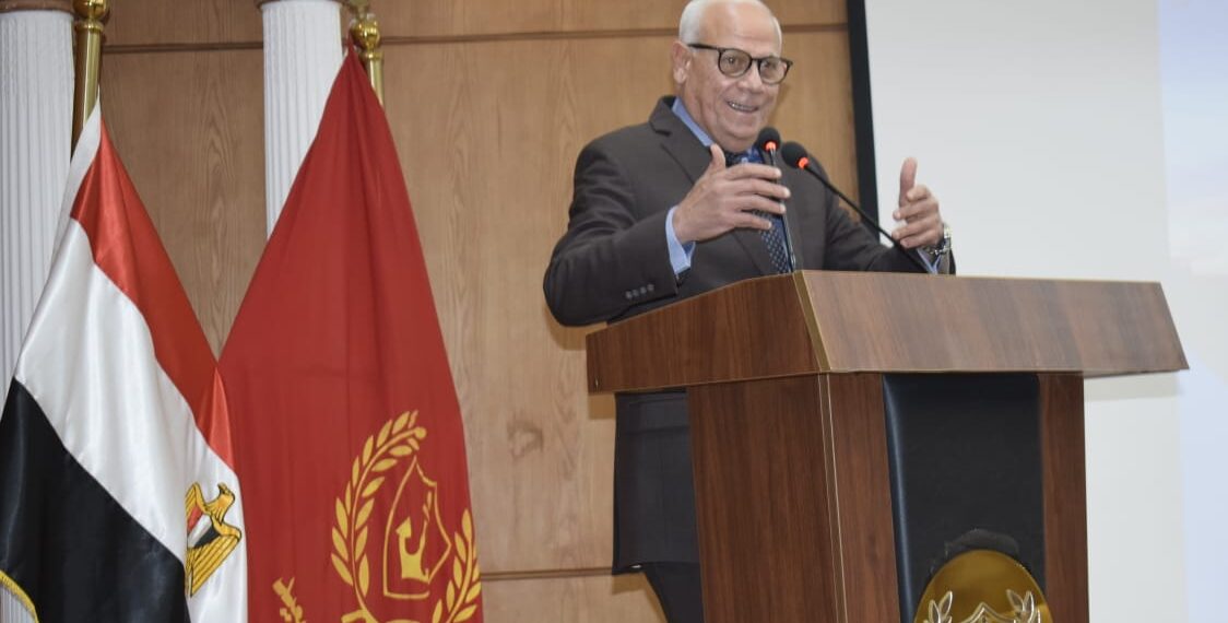 محافظ بورسعيد يلتقى وفد من أكاديمية ناصر العسكرية على هامش فعاليات دورة الاستيراتيجية والامن القومى