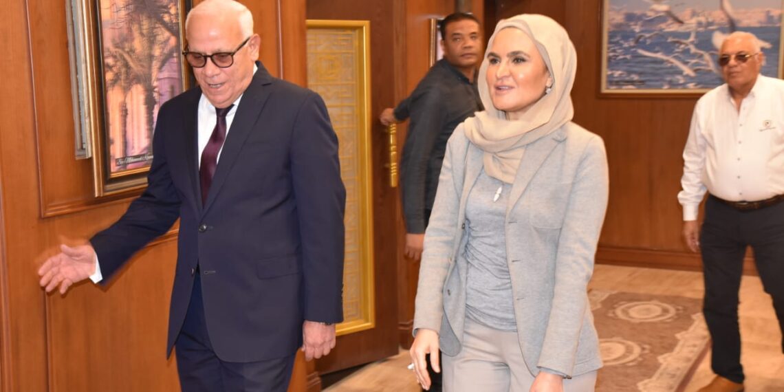 محافظ بورسعيد يستقبل وزيرة الاستثمار السابقة عضو مجلس أمناء بيت الزكاة والصدقات