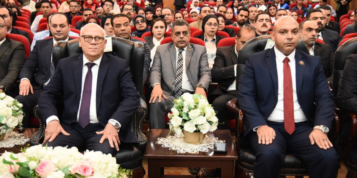 محافظ بورسعيد يشهد جلسة “الطريق نحو الجمهورية الجديدة”