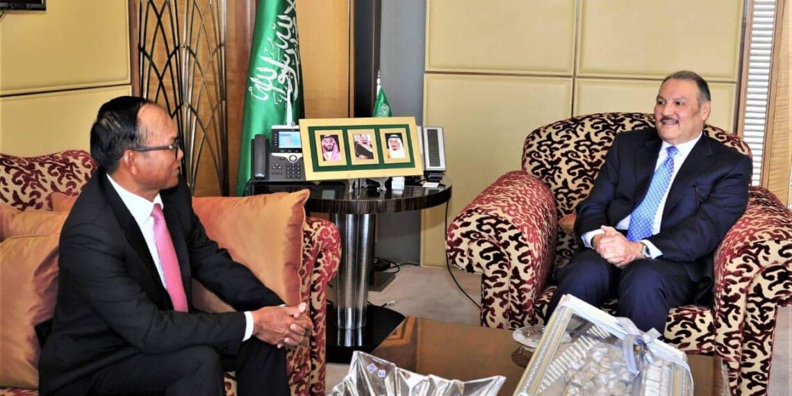 السفير السعودى بالقاهرة يلتقى ونظيره الكمبودى