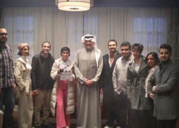 السفير أسامة نقلى يلتقى فريق عمل مسلسل “دفعة لندن” خلال تصويره بمصر