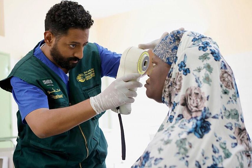 مركز الملك سلمان للإغاثة يدشن برنامجا لمكافحة العمى فى السودان والنيجر