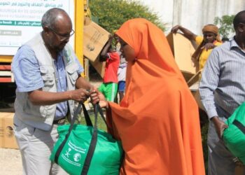 مركز الملك سلمان للإغاثة يوزع حقائب مساعدات فى باكستان والصومال