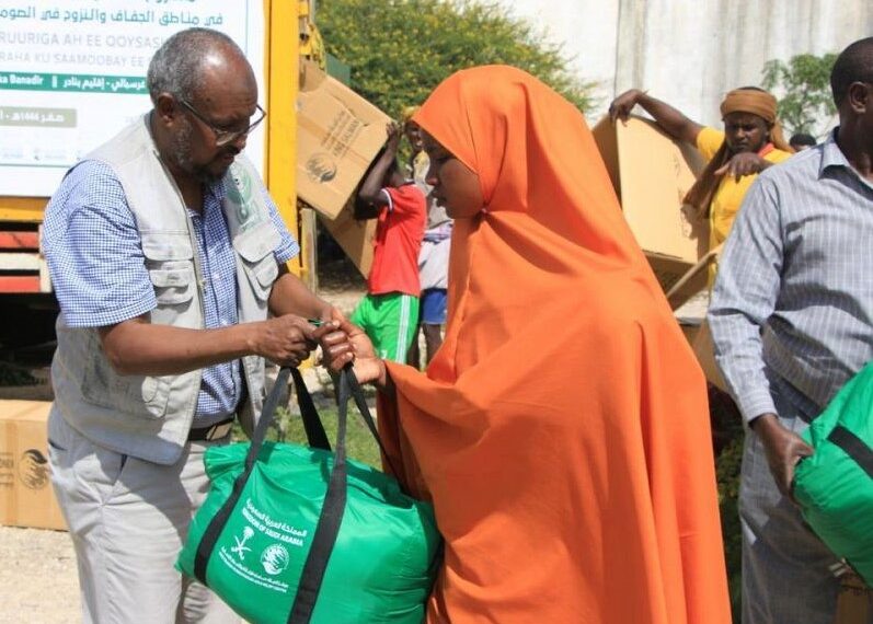 مركز الملك سلمان للإغاثة يوزع حقائب مساعدات فى باكستان والصومال