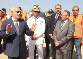 محافظ بورسعيد يشهد تجربة افتراضية لمناورة بمطار بورسعيد