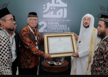 مجلس علماء إندونيسيا يمنح وزير الشئون الإسلامية السعودى وسام الاستحقاق من الطبقة الأولى للشخصية المؤثرة