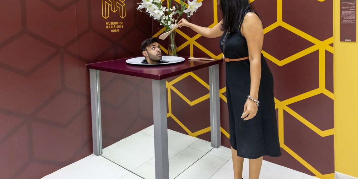 متحف الغموض يوفر أنشطة ترفيهية رائعة تتضمن خدعاً مذهلة وتجارب غير تقليدية بمناسبة عيد الحب