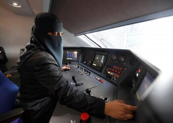 32 امرأة سعودية تتأهل لقيادة قطار الحرمين السريع