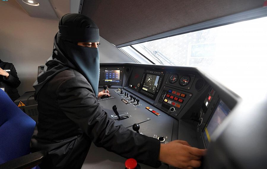 32 امرأة سعودية تتأهل لقيادة قطار الحرمين السريع
