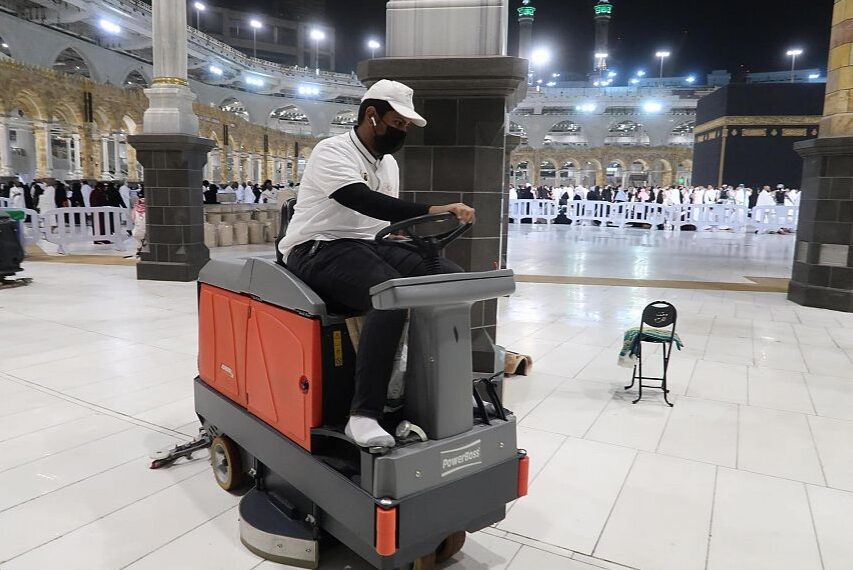 رئاسة شئون الحرمين تعزز خدماتها لتهيئة البيئة الصحية بالمسجد الحرام