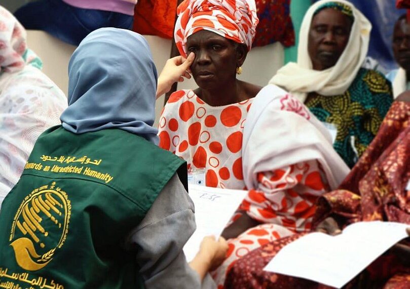 مركز الملك سلمان للإغاثة يكافح العمى من خلال برنامج “نور السعودية” باليمن والسنغال