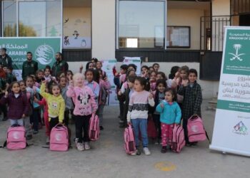 مركز الملك سلمان للإغاثة يوزع كسوة شتوية وحقائب مدرسية فى عدة مناطق لبنانية