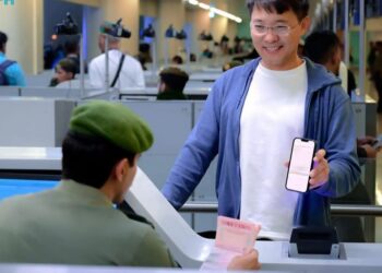 مطارات جدة والرياض والمدينة المنورة تستقبل أوائل المستفيدين من تأشيرة الزيارة للقادمين (جوًا) إلكترونيًا