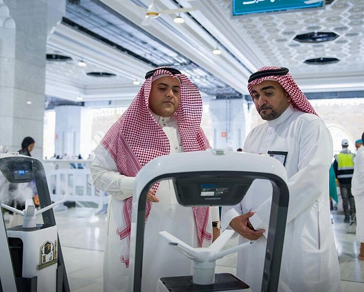روبوتات ذكية ومنصات رقمية تجوب أرجاء المسجد الحرام لإثراء التجربة الدينية لزائريه