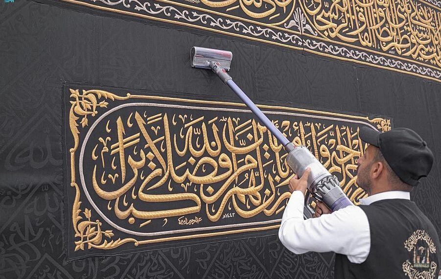 صيانة كسوة الكعبة المشرفة استعدادًا لشهر رمضان المبارك