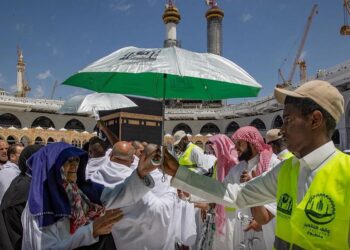 مبادرة “مظلة معتمر” لوقاية المعتمرين من آشعة الشمس