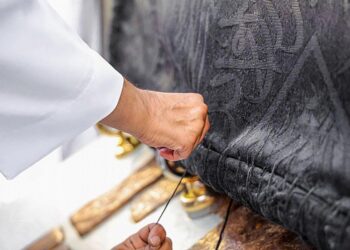 شئون الحرمين تجرى صيانة لكسوة الكعبة المشرفة وتطييبها