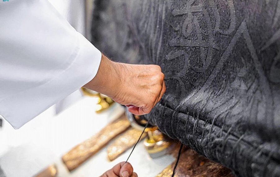 شئون الحرمين تجرى صيانة لكسوة الكعبة المشرفة وتطييبها