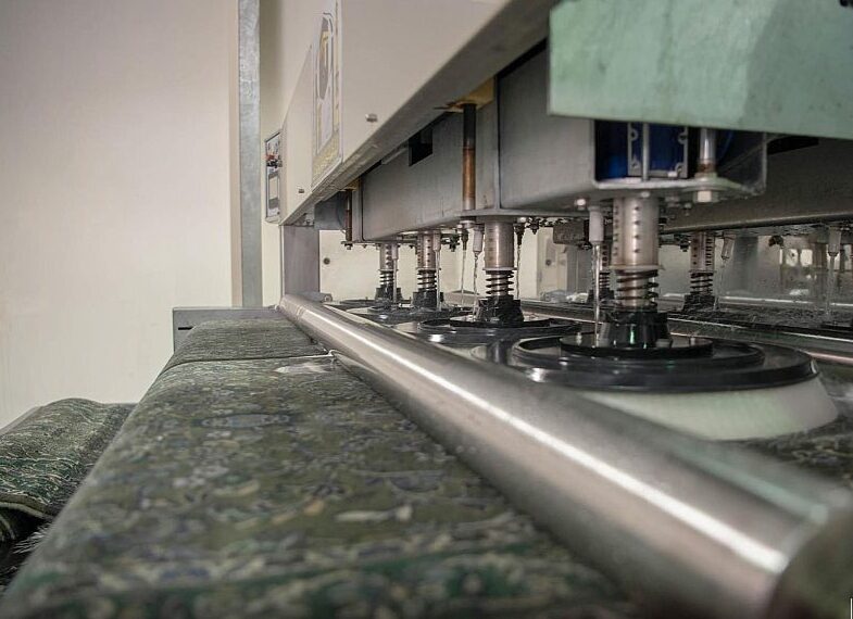  ألف سجادة تكتسي بها أرضيات المسجد الحرام خلال شهر رمضان المبارك