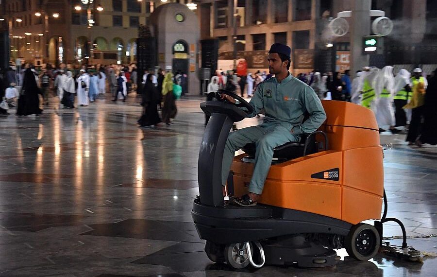 تطهير جنبات المسجد النبوى بمعدل 5 مرات يوميًا خلال شهر رمضان المبارك