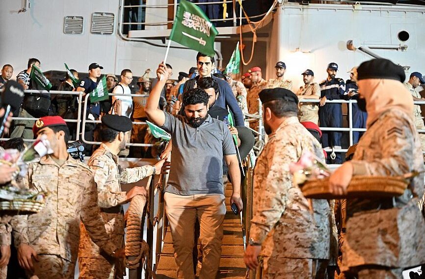 استمراراً لجهود السعودية فى عمليات الإجلاء من السودان.. وصول خمسة مواطنين و 198 شخصاً من رعايا الدول الصديقة إلى جدة