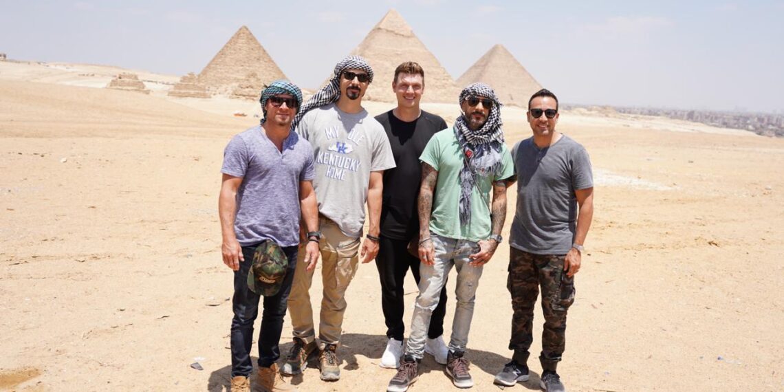 فرقة back street boys العالمية تزور أهرامات الجيزة ومطعم خوفو