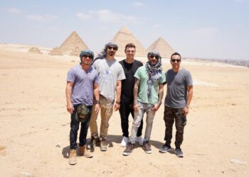 فرقة back street boys العالمية تزور أهرامات الجيزة ومطعم خوفو