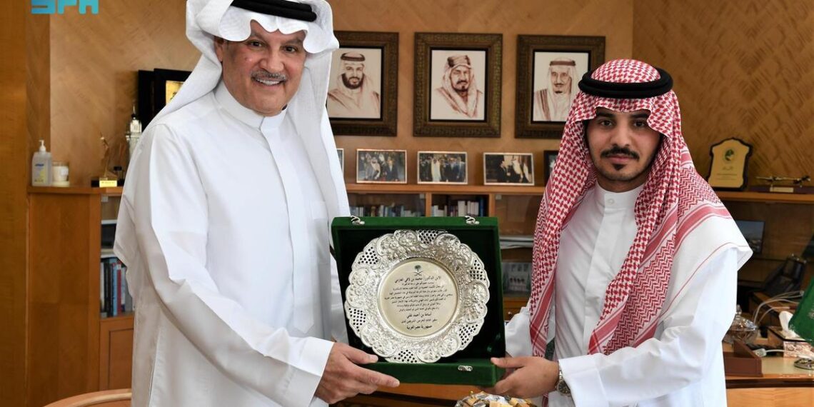 السفير السعودى بمصر يكرم باحثًا لحصوله على الدكتوراة فى الكيمياء العضوية 