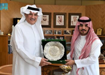 السفير السعودى بمصر يكرم باحثًا لحصوله على الدكتوراة فى الكيمياء العضوية 