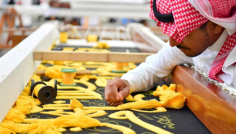 ســامح محــروس يكتب:  كســوة الكعبــة المشــرفة.. شَرف عبر التـاريخ