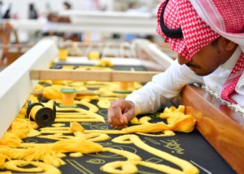 ســامح محــروس يكتب:  كســوة الكعبــة المشــرفة.. شَرف عبر التـاريخ