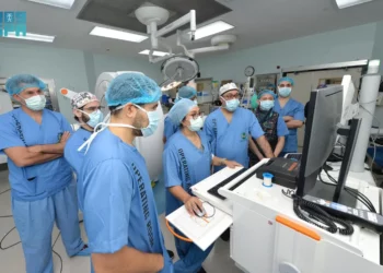 لأول مرة بالشرق الأوسط .. مستشفى سعودى يستخدم روبوتا لزراعة شرائح داخل المخ