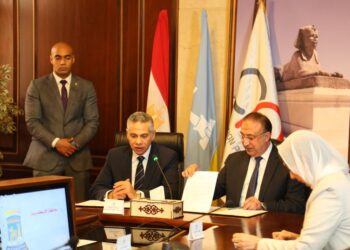 التعاون للبترول توقع بروتوكولاً لإنشاء محطات لتموين السيارات بالإسكندرية